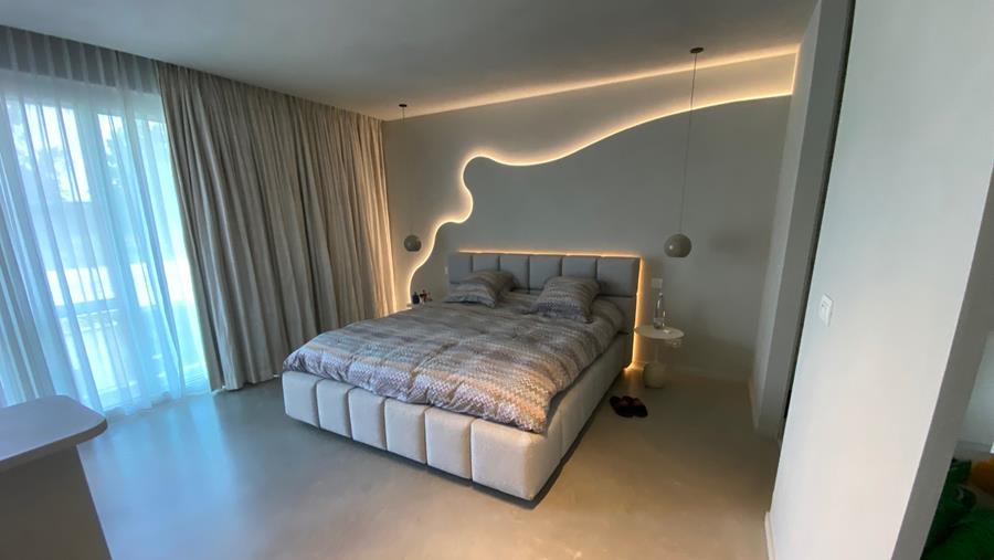 Enduit de ciment conçu par l'architecte dans toute la maison