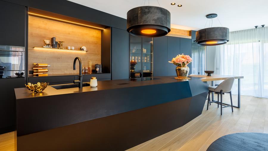 Cala Keukens en Interieur crée un îlot de cuisine unique en forme de diamant