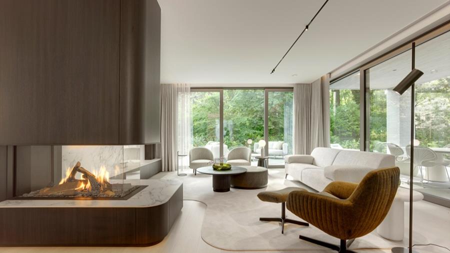 Van Raemdonck crée un élégant séparateur de pièce avec cheminée dans la résidence Delicia