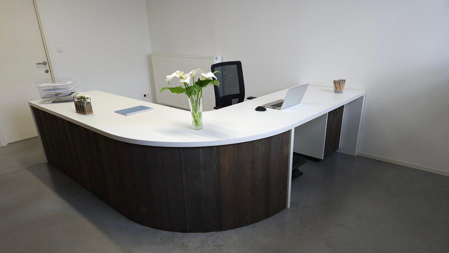 Bureau d'angle unique aux courbes personnalisées