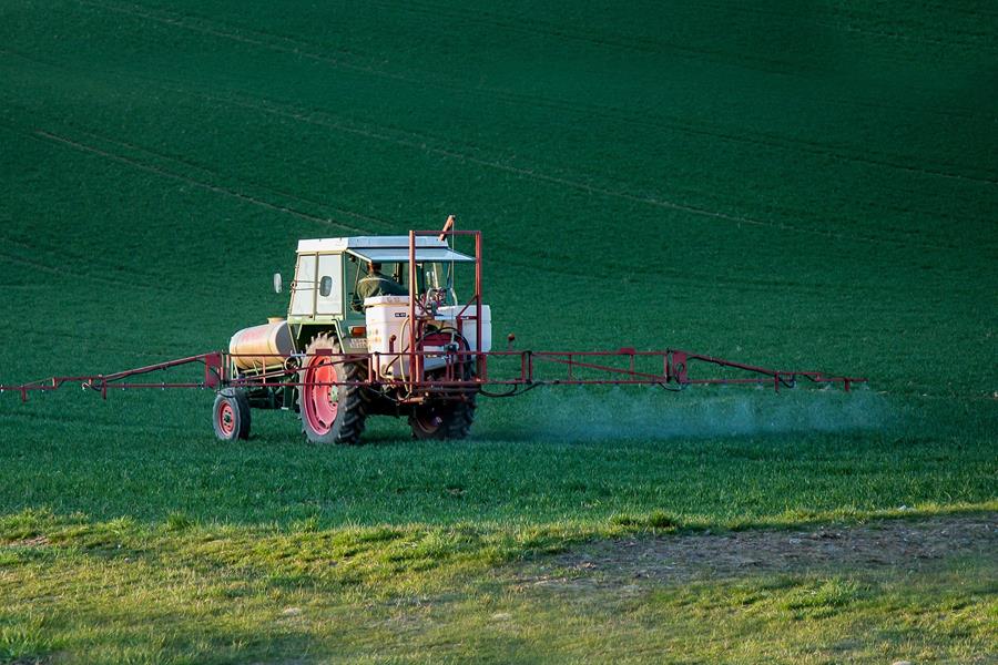 Pesticides : Macron promulgue la loi Duplomb après la censure partielle du Conseil constitutionnel