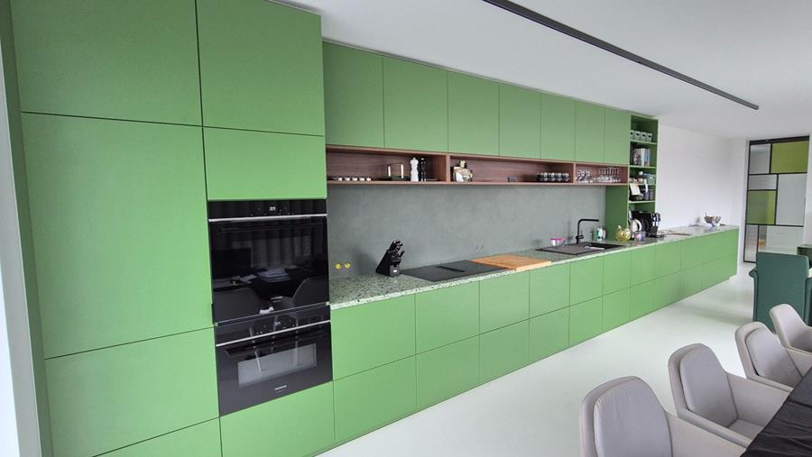 Une cuisine verte audacieuse aux lignes épurées