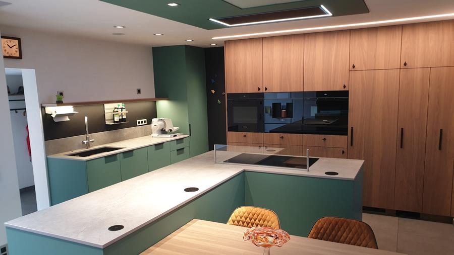 Travail de précision dans la façade en stratifié et le placage