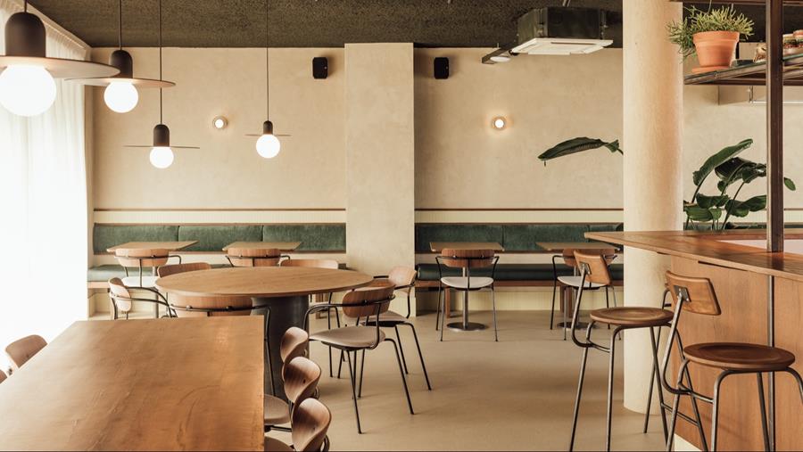 Le stuc calcaire apporte une âme chaleureuse à l'intérieur d'un restaurant