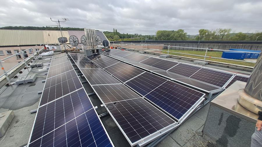 925 panneaux solaires sur le toit de la prison d'Itter