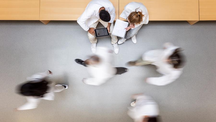 Un étudiant en médecine peut-il effectuer des actes médicaux en tant que jobiste ?