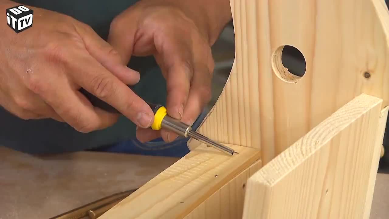 CONSEIL DE LA SEMAINE: CLOUER DANS LES ENDROITS DIFFICILES