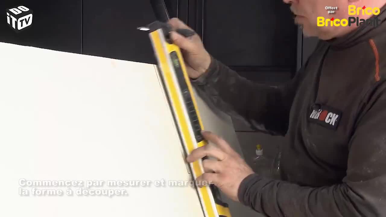 Comment découper une forme dans une plaque de plâtre?